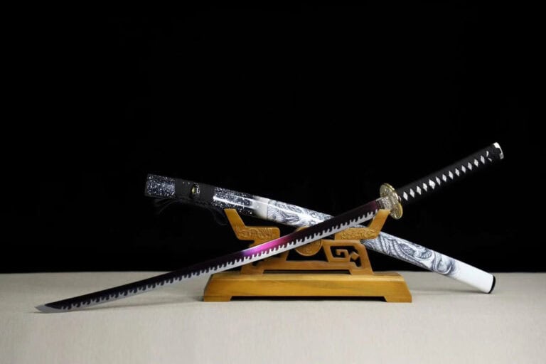 Gebakken Paarse En Witte Japanse Samoeraizwaard