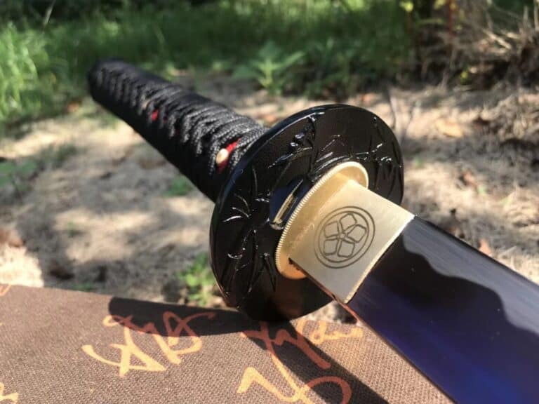 Paarse Lemmet Zwarte En Rode Katana